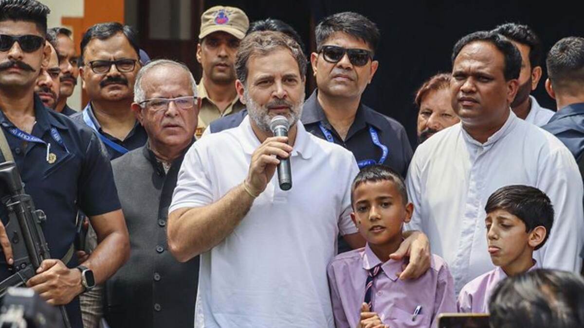Rahul Gandhi: পাক সেনার হামলায় দুর্গত পরিবারের সঙ্গে দেখা করতে পুঞ্চে রাহুল, আশ্বস্ত করে বললেন, 'আবার পরিস্থিতি স্বাভাবিক হবে'