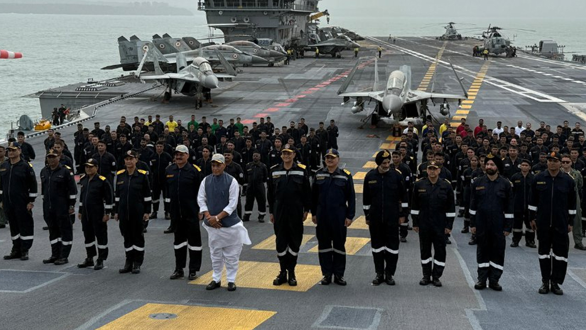INS Vikrant: আইএনএস বিক্রান্তে পৌঁছেছেন রাজনাথ সিং