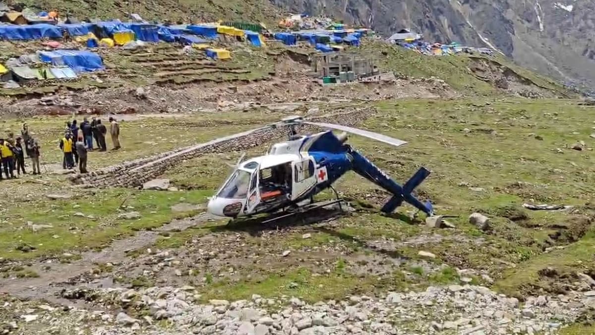 Air Ambulance Crash in Kedarnath: কেদারনাথে ধসে পড়ল এয়ার অ্যাম্বুলেন্স, জরুরি অবতারণের সময়ে নিয়ন্ত্রণ হারিয়ে দুর্ঘটনা