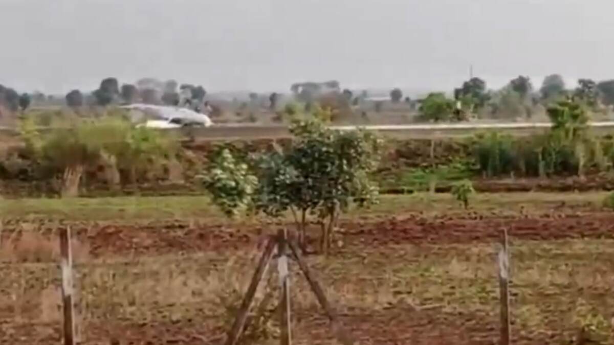 Training Aircraft Overturns at Suktara Airstrip: অবতারণের সময়ে ভারসাম্য হারিয়ে উলটে পড়ল প্রশিক্ষণরত বিমান, অল্পের জন্যে রক্ষা পাইলটের