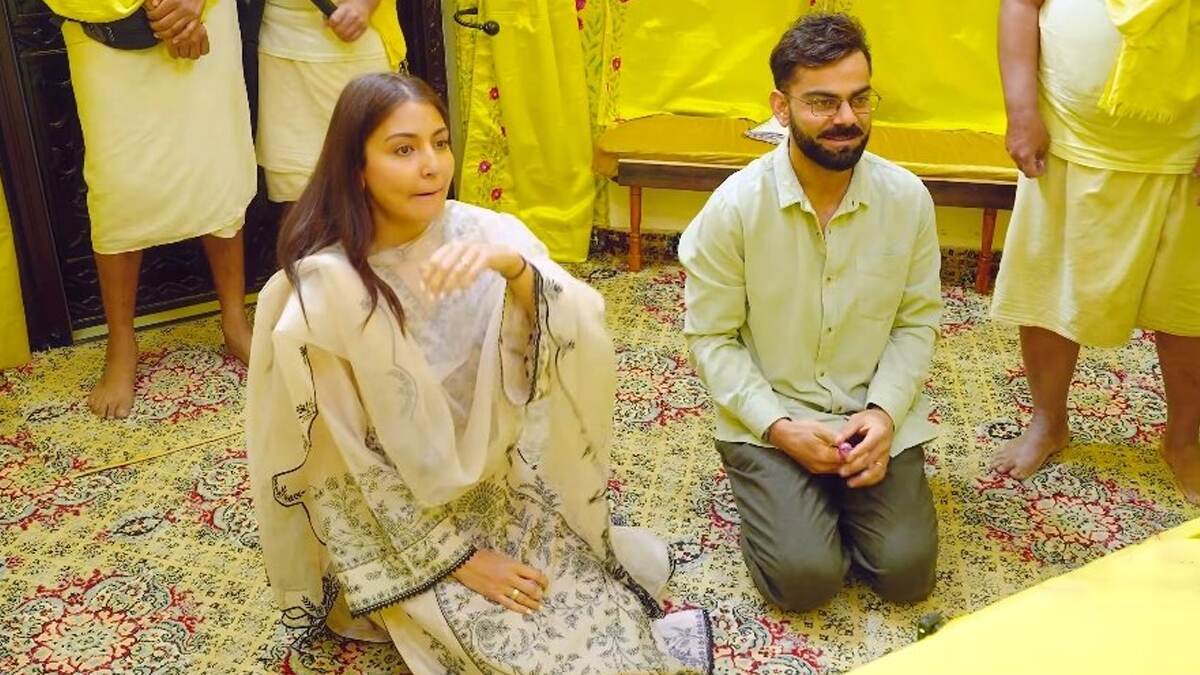 Virat Kohli and Anushka Sharma: টেস্ট ক্রিকেট থেকে অবসর নিয়েই বৃন্দাবনে বিরাট-অনুষ্কা, ক্যাবে চেপে গেলেন প্রেমানন্দ মহারাজের আশ্রমে, দেখুন