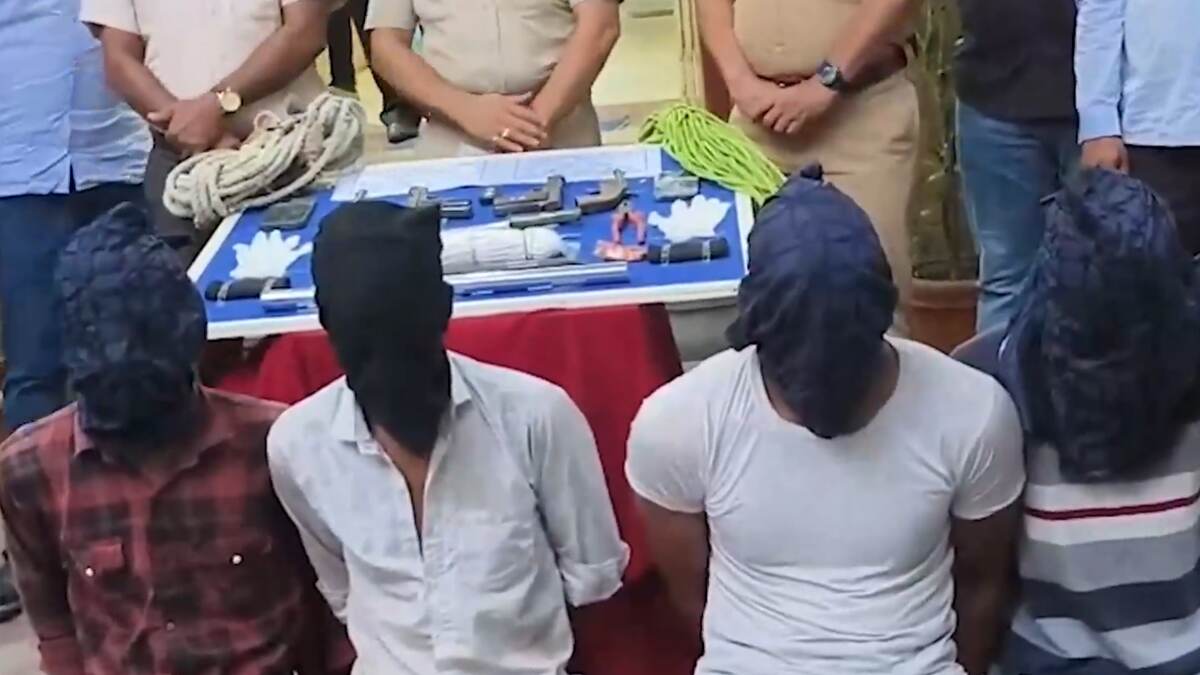 Bhiwandi: ডাকাতি করতে গিয়ে হাতেনাতে ধরা পড়ল ডাকাতদল, উদ্ধার বিএমডব্লুউ গাড়ি-টাকা-বন্দুক, গ্রেফতার ৪ অভিযুক্ত