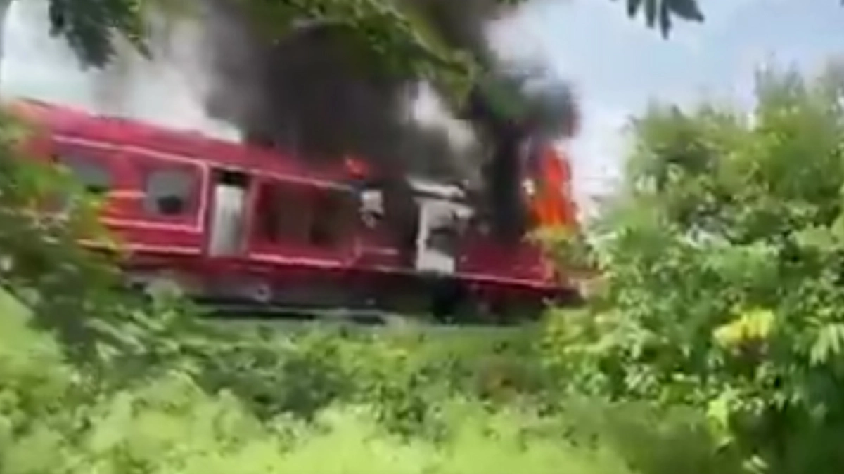 Siliguri-Malda DEMU Passenger Train Caught Fire: শিলিগুড়ি থেকে মালদহগামী ডেমু ট্রেনে অগ্নিকাণ্ড, দাউদাউ করে জ্বলছে ইঞ্জিন, যাত্রীদের মধ্যে তীব্র আতঙ্ক