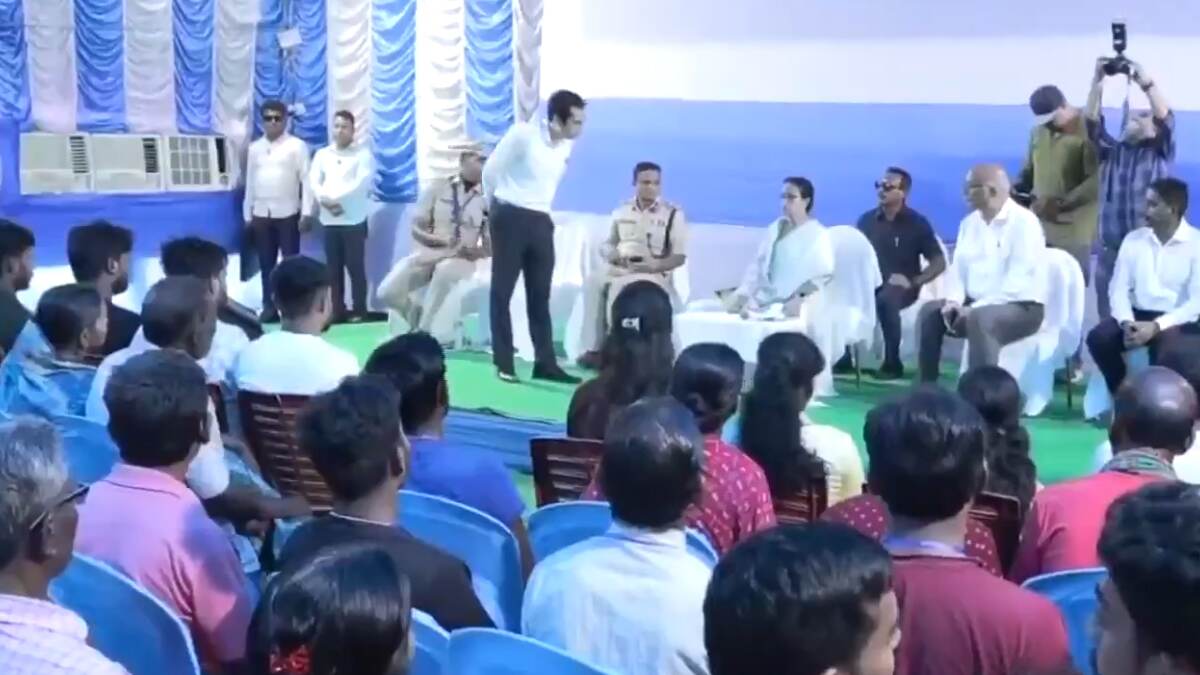 CM Mamata Banerjee at Murshidabad: মুর্শিদাবাদে মুখ্যমন্ত্রী, সুতির সভাস্থলে ক্ষতিগ্রস্তদের সঙ্গে সাক্ষাৎ, বাড়ি-চাকরি-স্বাস্থ্যকেন্দ্রের আশ্বাস