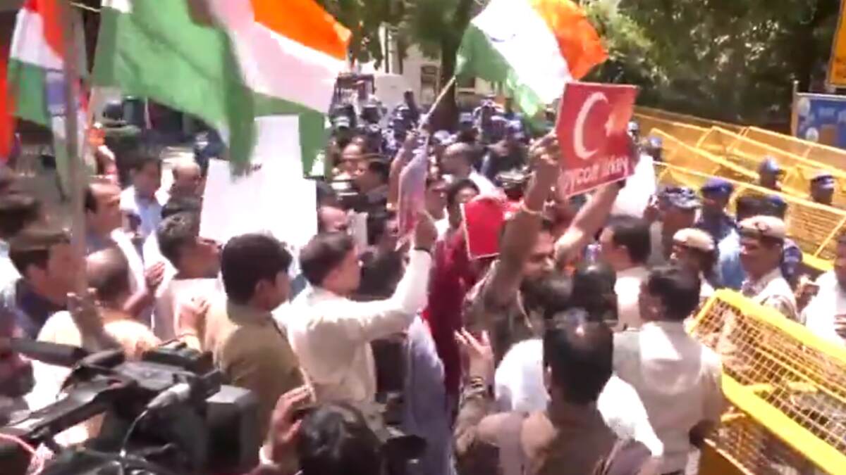 People Protest near Turkiye Embassy: পাকিস্তানকে সমর্থন করায় তুরুস্ককে বয়কটের ডাক, রাজধানীতে প্রতিবাদ মিছিল