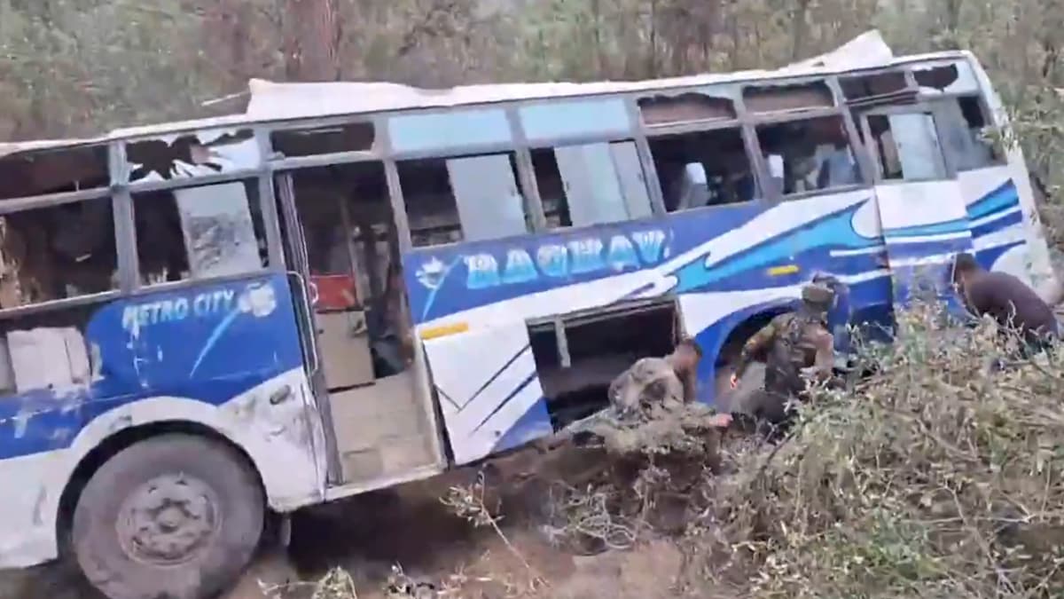 Jammu and Kashmir Bus Accident: জম্মু কাশ্মীরে ফের অঘটন, নিয়ন্ত্রণ হারিয়ে খাদে পড়ল বাস, মৃত ২ যাত্রী