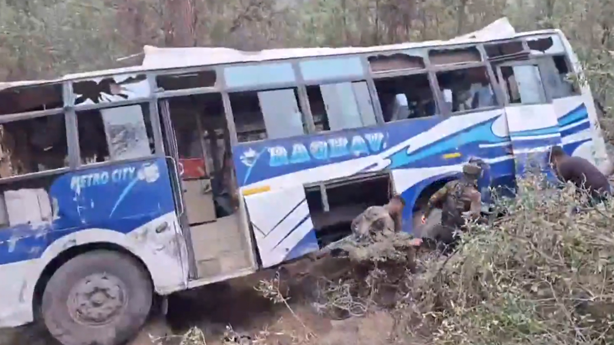 Jammu and Kashmir Bus Accident: জম্মু কাশ্মীরে ফের অঘটন, নিয়ন্ত্রণ হারিয়ে খাদে পড়ল বাস, মৃত ২ যাত্রী