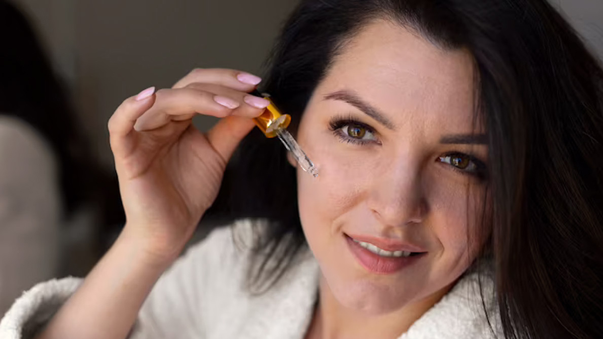 Facial oil for anti-aging: মুখের চামড়া টানটান করুন সহজেই। আর ঝুলে পড়বে না