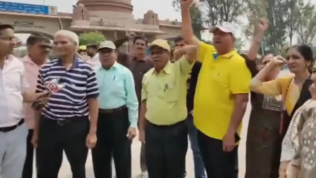 'Bharat Mata ki jai' Video: পাক জঙ্গি ঘাঁটি গুঁড়িয়ে দিল ভারত, ওয়াঘা-আত্তারিতে রব উঠল 'ভারত মাতা কী জয়', দেখুন ভিডিয়ো