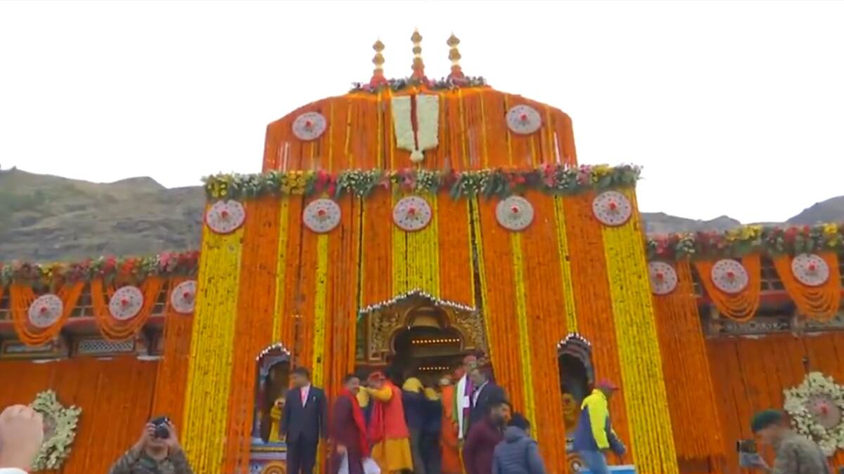 Badrinath Dham: কেদারনাথের পর খুলে গেল বদ্রীনাথ ধামের দরজা, দেখুন ভিডিয়ো