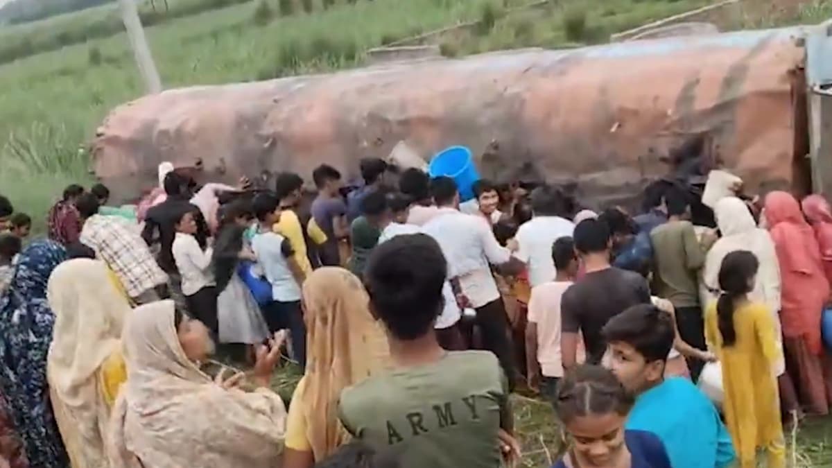 Bihar Oil Tanker Accident: দুর্ঘটনার কবলে ট্যাঙ্কার, বোতল বালতি নিয়ে তেল লুট করতে ব্যস্ত স্থানীয়রা, ভাইরাল ভিডিয়ো