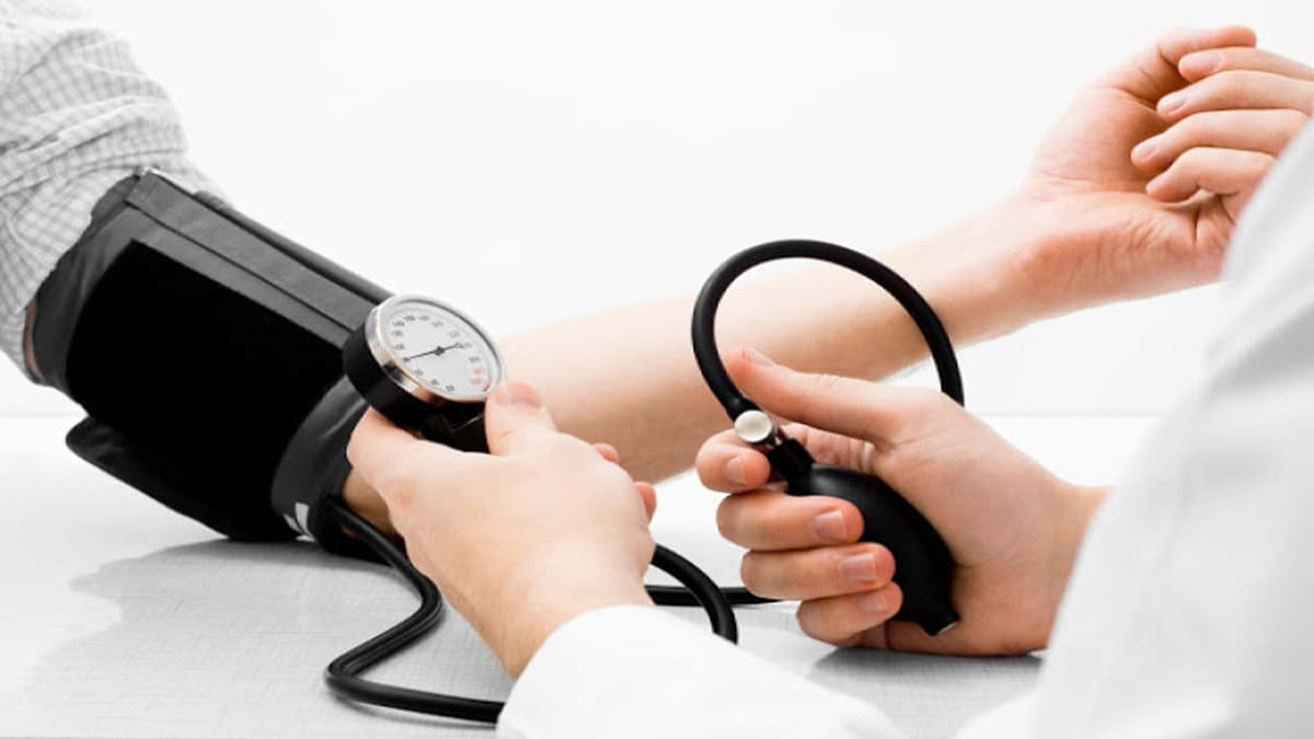 Keep blood pressure under control: ব্লাড প্রেসারকে নিয়ন্ত্রণে রাখতে সকালে এই খাবারগুলি খান। উপকার পাবেন