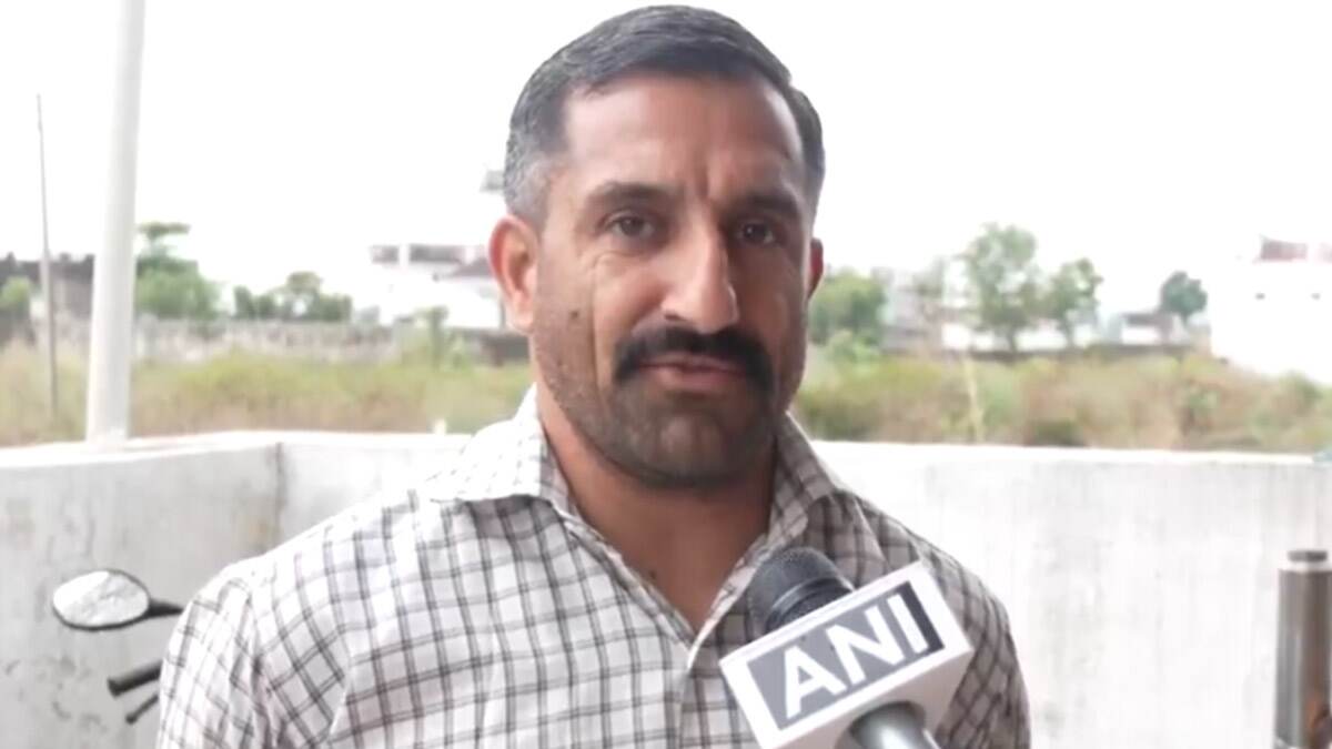 Jammu Kashmir: অশান্ত সীমান্ত, চলছে গুলি, ভিটেমাটি ছেড়ে কোথায় কেমনভাবে রয়েছেন সীমান্তবর্তী গ্রামের মানুষ?