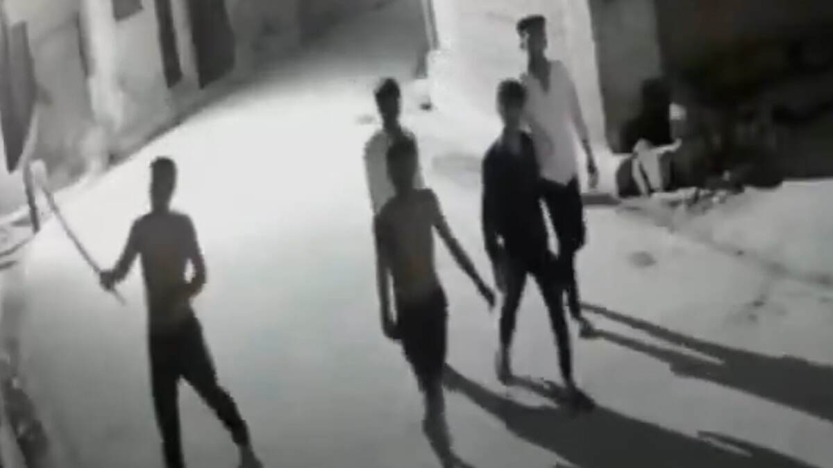 Viral Video: রাত হলেই লাঠি নিয়ে রাস্তায় নামছে একদল যুবক, তারপর ভয়াবহ কীর্তি, দেখুন ভিডিয়ো