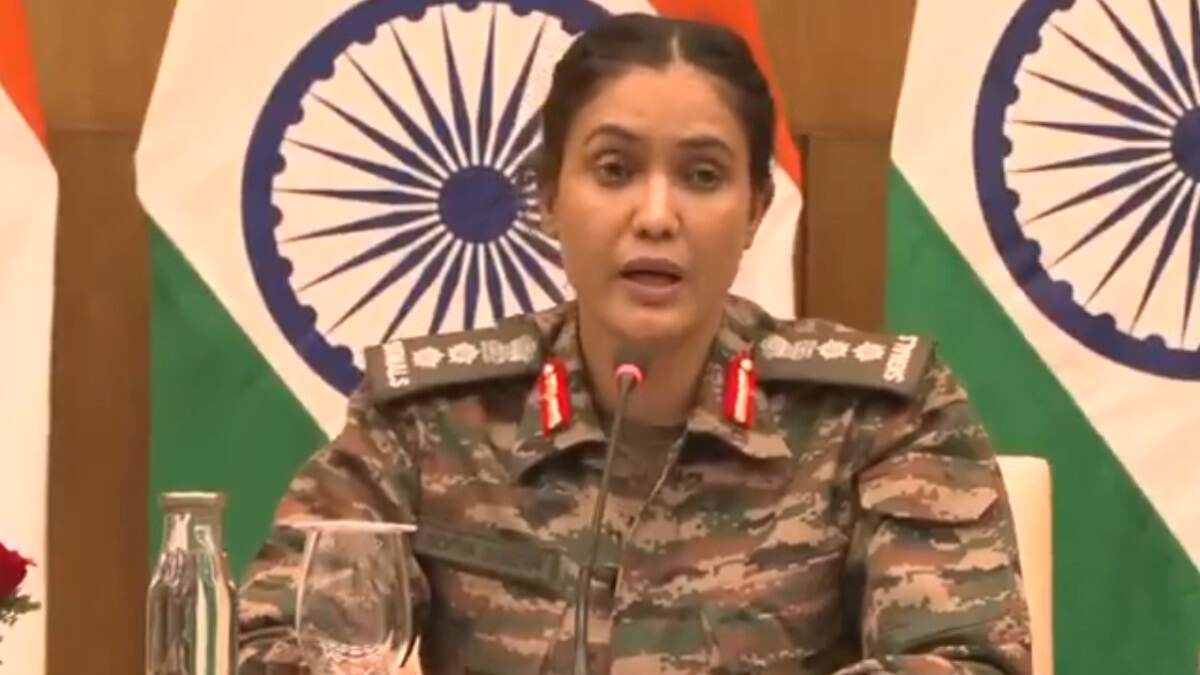 Who is Colonel Sofiya Qureshi? জঙ্গিদের 'আস্তাকুড়' পাকিস্তানে কতগুলি ডেরায় হামলা? ব্যাখ্য়া দিলেন সোফিয়া কুরেশি, কে এই মহিলা কর্নেল জানুন