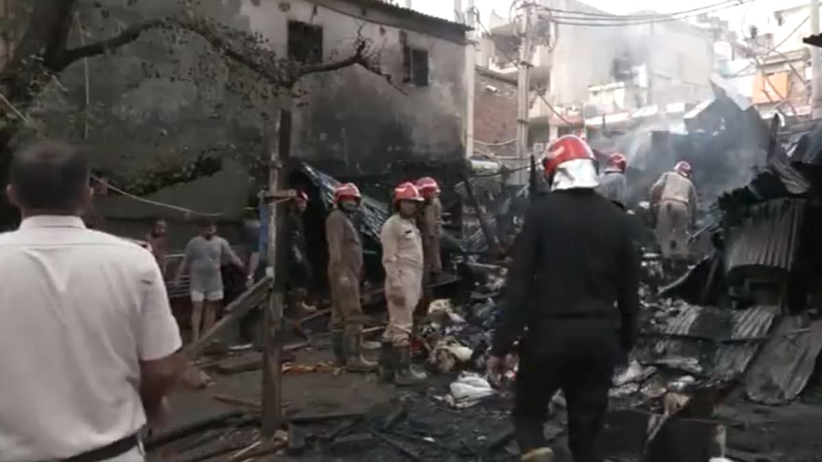 Fire In Delhi Market: ভোররাতে ভয়াবহ অগ্নিকাণ্ড, আগুনে পুড়ে ছাই গোটা বাজার, দেখুন ভিডিয়ো