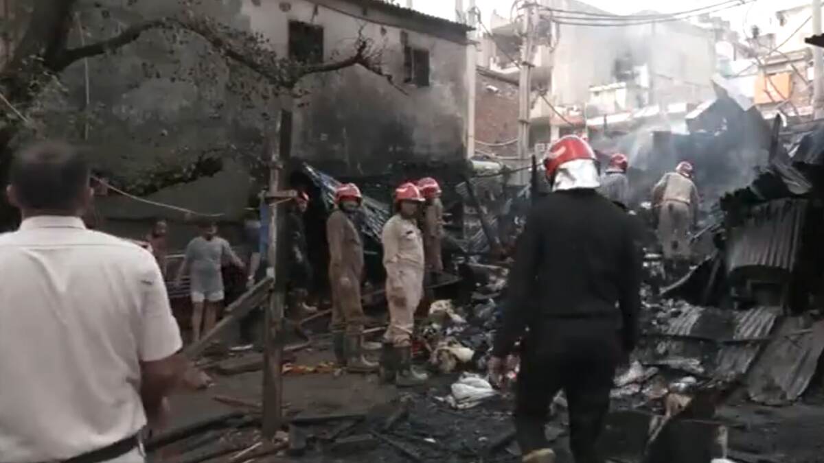 Fire In Delhi Market: ভোররাতে ভয়াবহ অগ্নিকাণ্ড, আগুনে পুড়ে ছাই গোটা বাজার, দেখুন ভিডিয়ো