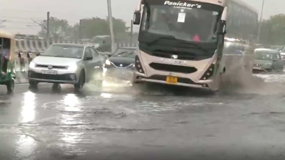 Delhi Weather: ভয়াবহ বৃষ্টি দিল্লিতে, নামতে পারল না ১০০ বিমান, ৩ জনের প্রাণ কাড়ল ঝড়-জল, রাস্তায় বইছে জলের স্রোত দেখুন