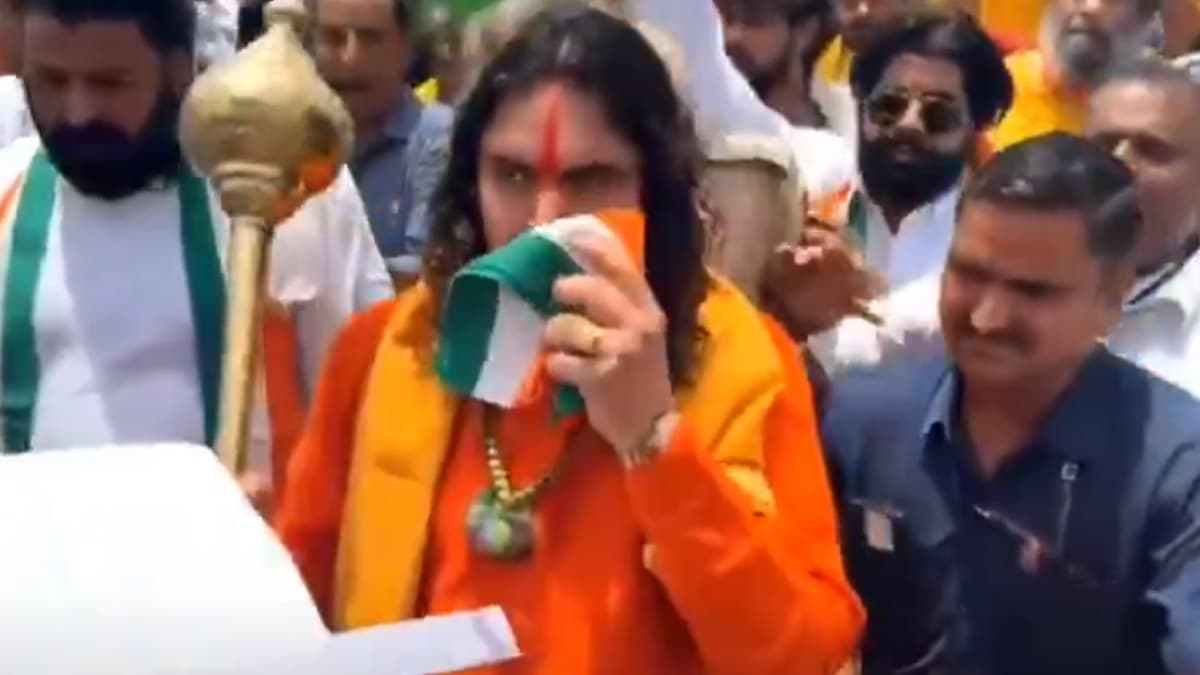 Tiranga Yatra 2025: জাতীয় পতাকা দিয়ে ঘাম মুছছেন, তিরঙ্গা যাত্রায় যা হল ভিডিয়ো দেখে অবাক হবেন