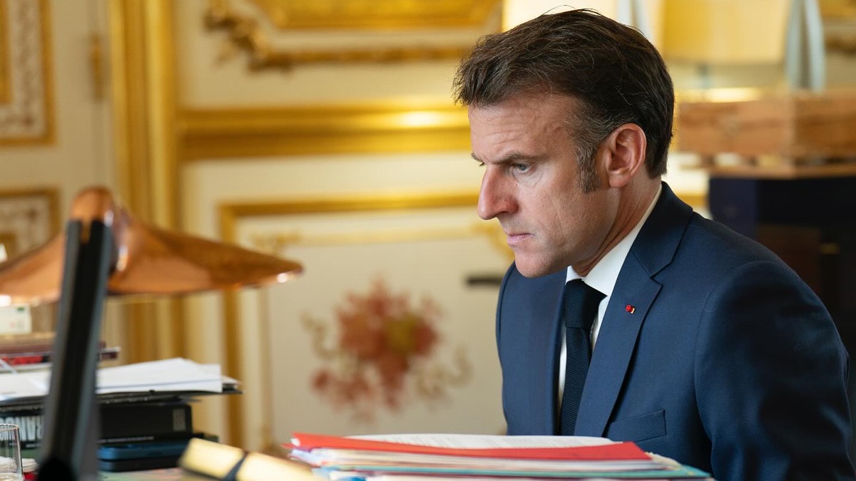 Emmanuel Macron: স্ত্রীর হাতে কষিয়ে চড় খেলেন মারকন, ফরাসি প্রেসিডেন্টের থাপ্পড়ের ভিডিয়ো নিয়ে হাসাহাসি রাশিয়ায়, দেখুন