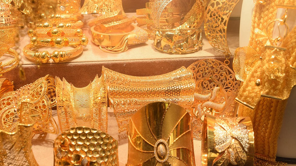 Gold Price Today: পুজো শেষ হতেই আকাশছোঁয়া সোনার দাম, জেনে নিন শনিবারের দর