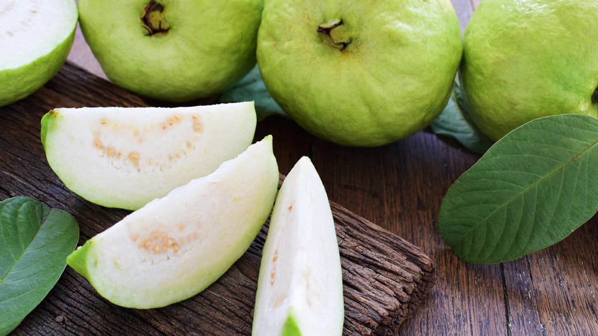 Health Benefits of Guava: রোজ একটা করে পেয়ারা খান। এর উপকারিতা জানলে অবাক হবেন