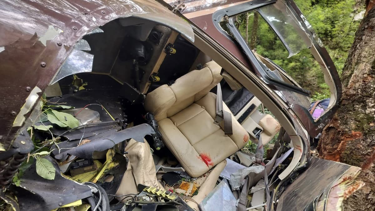Helicopter Crash In Uttarakhand: মৃতদেহ সব ছড়িয়ে, ছিটিয়ে রয়েছে রক্ত, উত্তরকাশিতে ভয়াবহভাবে ভেঙে পড়ল হেলিকপ্টার; দেখুন ভিডিয়ো