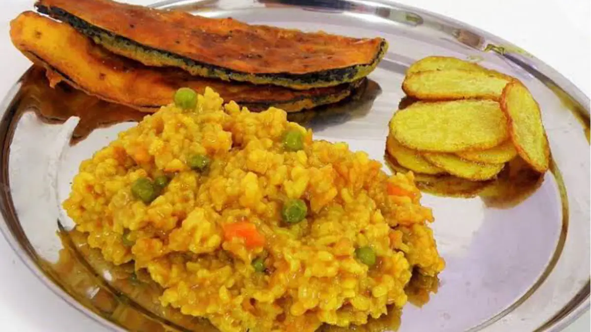 Khichuri Recipe: নিরামিষ খিচুড়ি রান্না করুন এই ভাবে। স্বাদ মুখে লেগে থাকবে