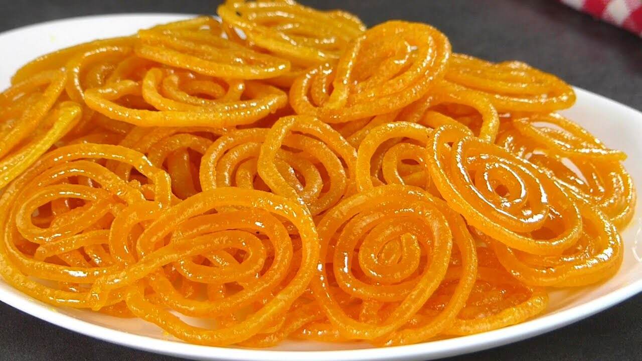 Jalebi recipe: সহজেই ঘরে বানিয়ে ফেলুন রথের মেলার মত জিলাপি