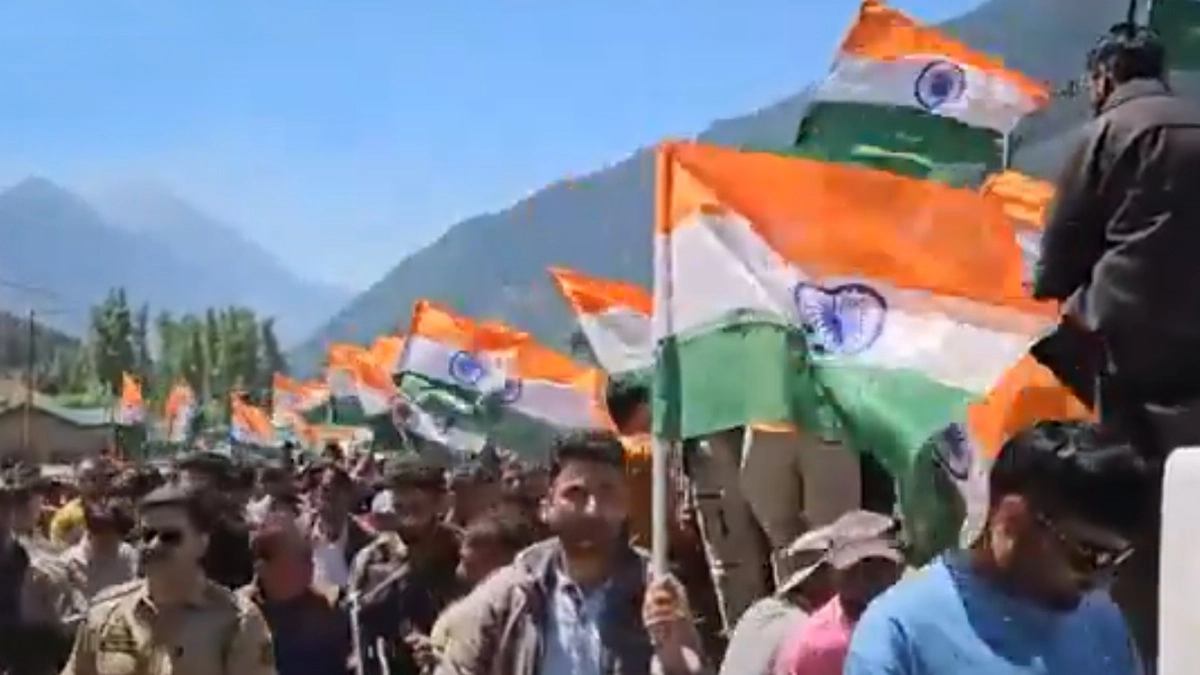 Tiranga Yatra In Pahalgam: পহেলগামের রাস্তায় নামলেন শয়ে শয়ে মানুষ, হাতে জাতীয় পতাকা নিয়ে তিরঙ্গা যাত্রায় সামিল স্থানীয়রা, দাঁড়ালেন সেনার পাশে, দেখুন ভিডিয়ো