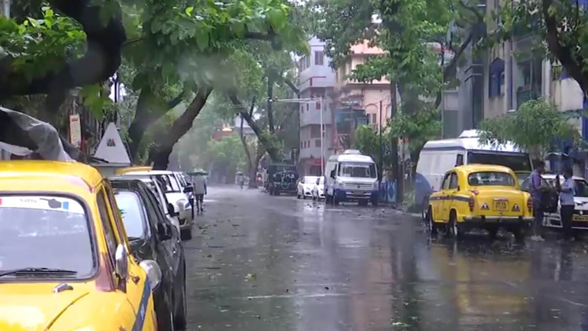 West Bengal Weather: বদলে গেল আবহাওয়া; বঙ্গোপসাগরে তৈরি নিম্নচাপ ঢুকে পড়ল স্থলভাগে, মুষলধারে বৃষ্টির পূর্বাভাস