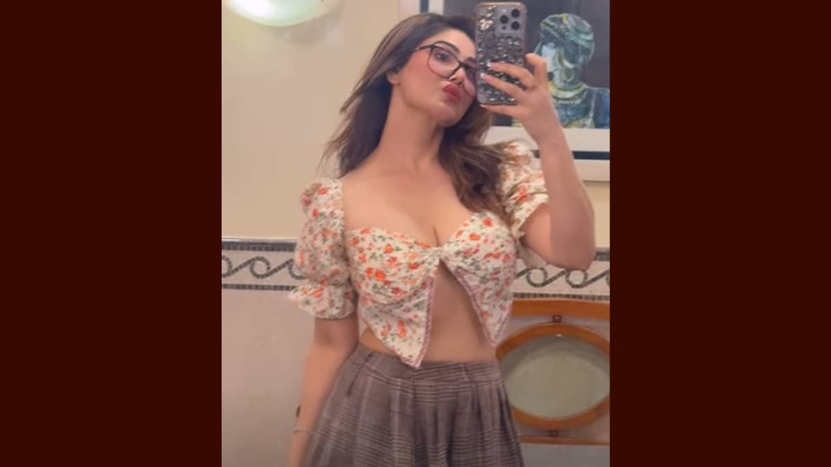 Kangna Sharma: 'বোল্ড' লুকে কঙ্গনা, বক্ষদেশের ঝলকে উত্তাল অন্তর্জাল