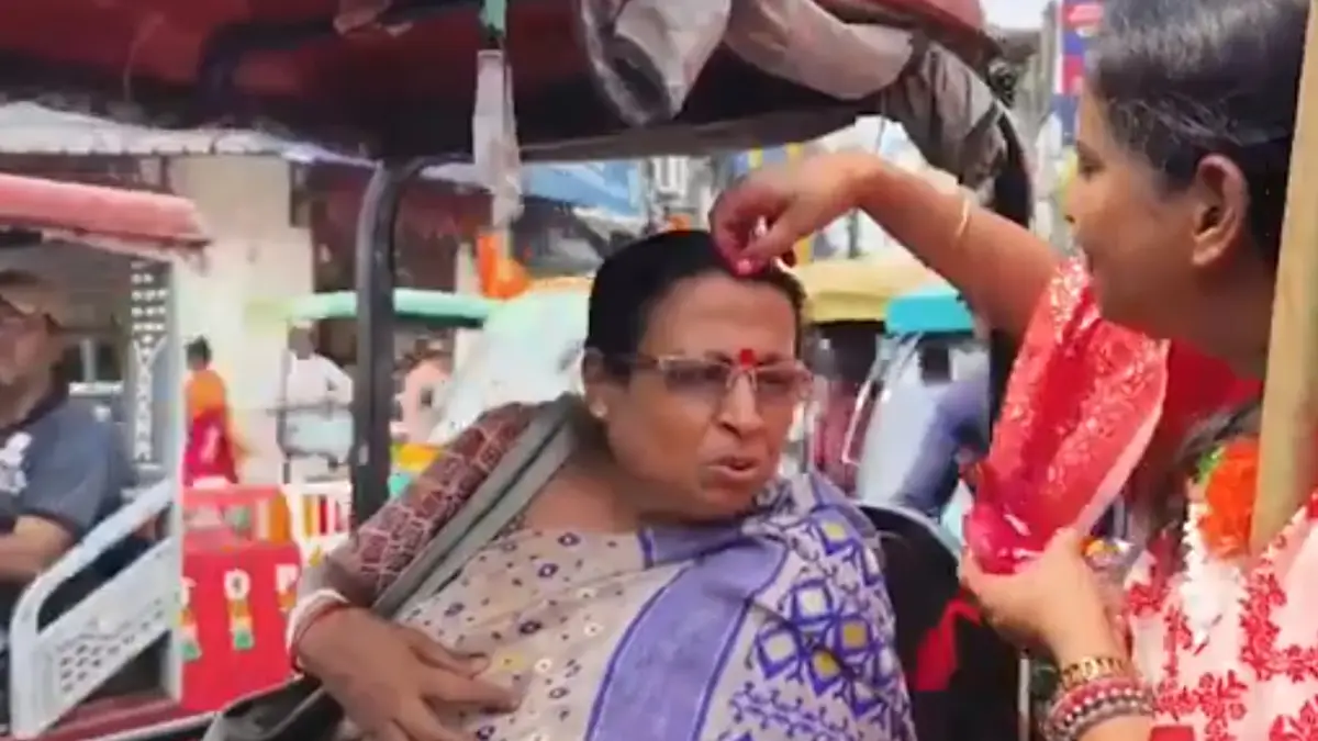 Operation Sindoor: মালদার রাস্তায়  বিবাহিত মহিলাদের সিঁথি সিঁদুরে রাঙিয়ে 'অপারেশন সিঁদুর'এর সাফল্য উদযাপন বিজেপি যুব মোর্চার