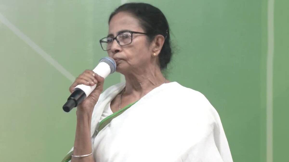 Mamata Banerjee: মন্ত্রী উদয়ন গুহকে রসগোল্লা খাওয়াতে বললেন মুখ্যমন্ত্রী মমতা, কিন্তু কেন