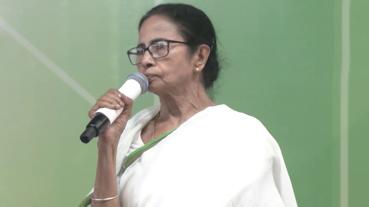 Mamata Banerjee On Jawan Jhantu Ali Sheikh's Family: দেশের জন্য প্রাণ দিয়েছেন ঝন্টু শেখ, শহিদ জওয়ানের পরিবারের পাশে মুখ্যমন্ত্রী, ১০ লক্ষ টাকা সাহায্যের সঙ্গে দিলেন চাকরি