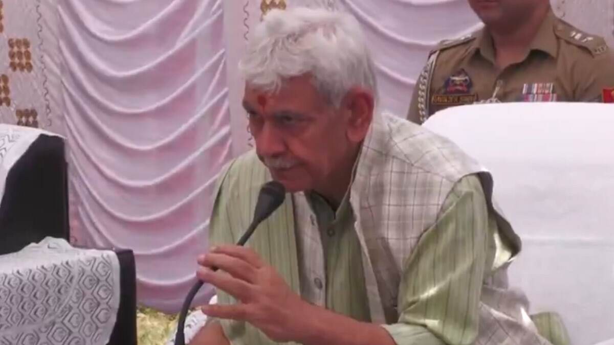 Jammu and Kashmir: পাক সেনার গুলিতে ফাঁকা সীমান্তবর্তী গ্রাম, নিহতদের পরিবারের সঙ্গে সাক্ষাৎ কাশ্মীরের উপরাজ্যপালের