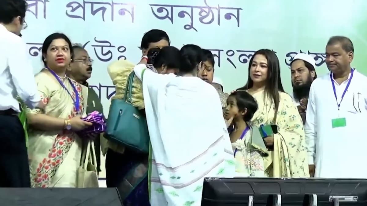 Mamata Banerjee Hugs Jhantu Ali Sheikh's Wife: শহিদ জওয়ান ঝন্টুর স্ত্রীকে মায়ের মত আদর, স্বান্তনা মুখ্যমন্ত্রীর, দিলেন চাকরির নিয়োগপত্র