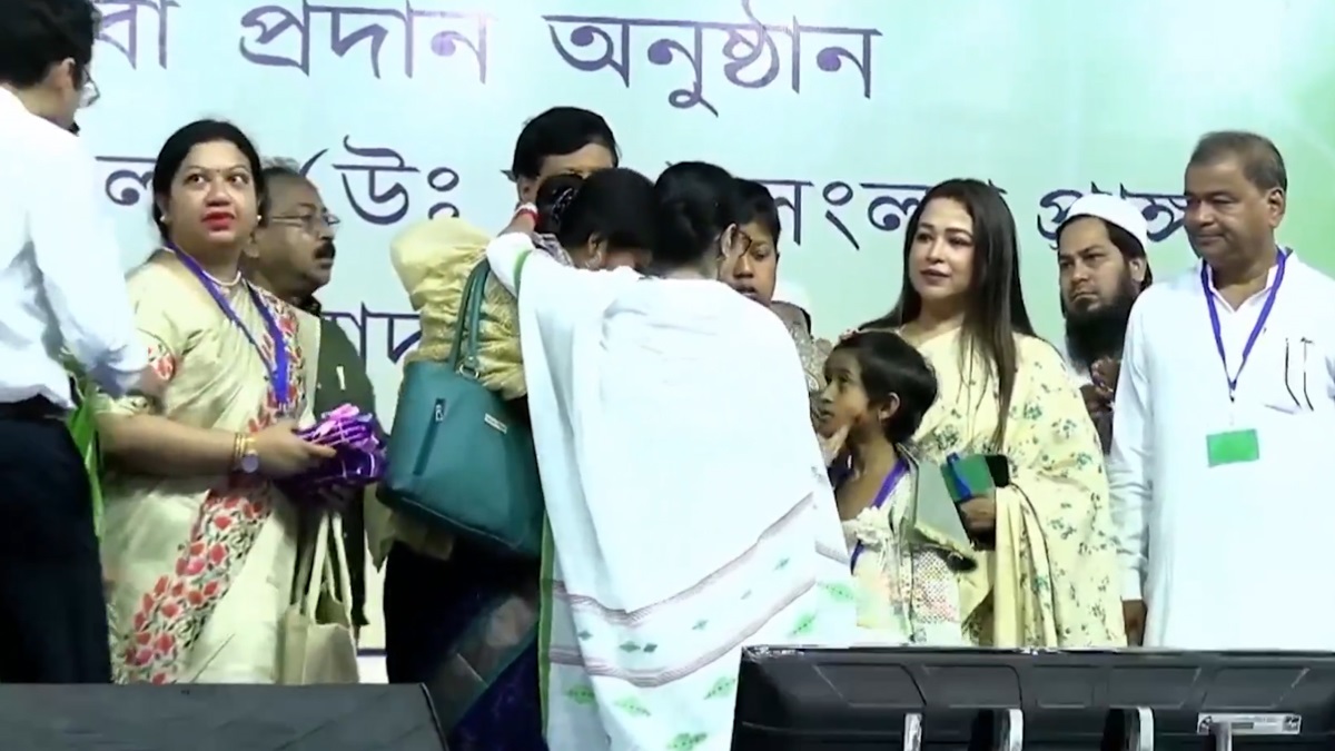 Mamata Banerjee Hugs Jhantu Ali Sheikh's Wife: শহিদ জওয়ান ঝন্টুর স্ত্রীকে মায়ের মত আদর, স্বান্তনা মুখ্যমন্ত্রীর, দিলেন চাকরির নিয়োগপত্র