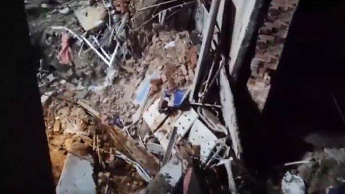 Jharkhand Building Collapsed: আচমকা ভেঙে পড়ল হাসপাতালের দেওয়াল, মৃত ২, আহত ১২