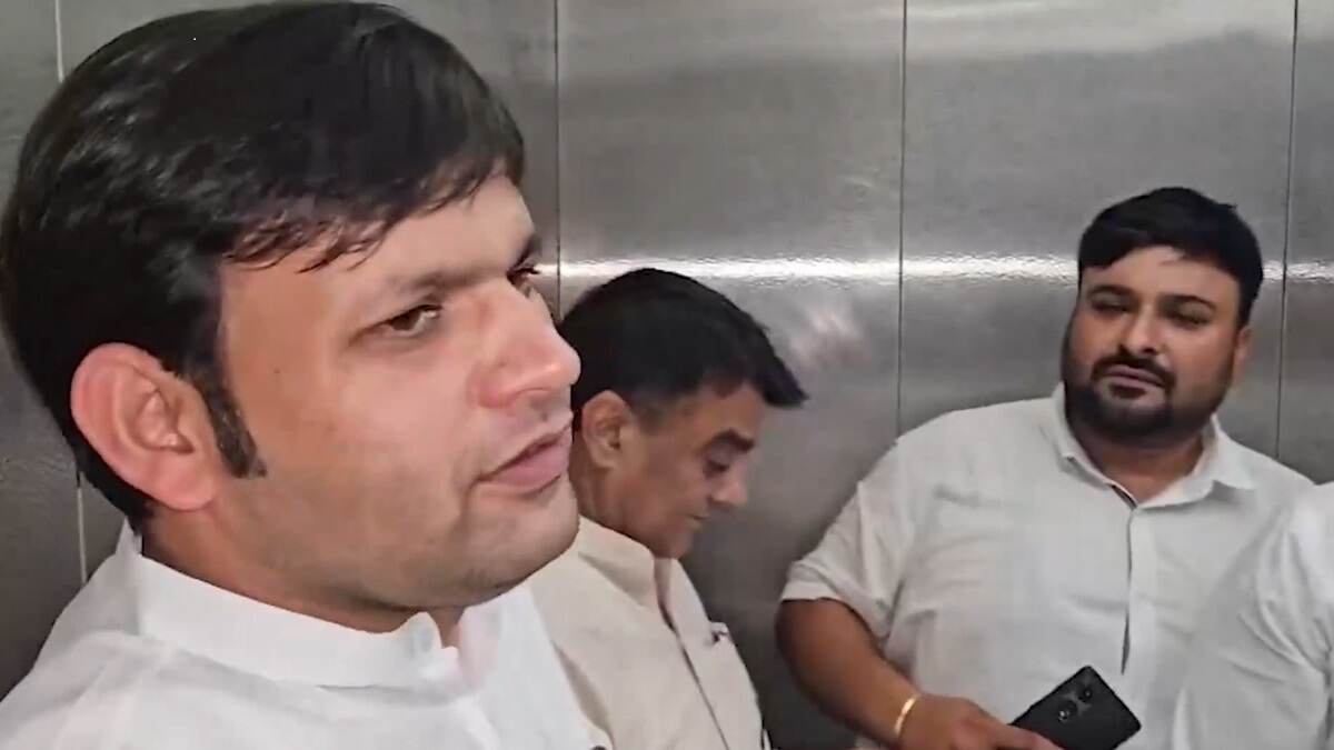 Ministerূ Trapped In Lift: হঠাৎ বন্ধ গতি, লিফটের ভিতরে আটকে পড়লেন মন্ত্রীমশাই, দেখুন ভিডিয়ো