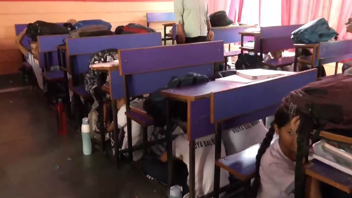 Mock Drills In Schools: শুরু যুদ্ধকালীন মহড়ার প্রস্তুতি, স্কুলে স্কুলে হাতেকলমে চলছে প্রশিক্ষণ, দেখুন ভিডিয়ো