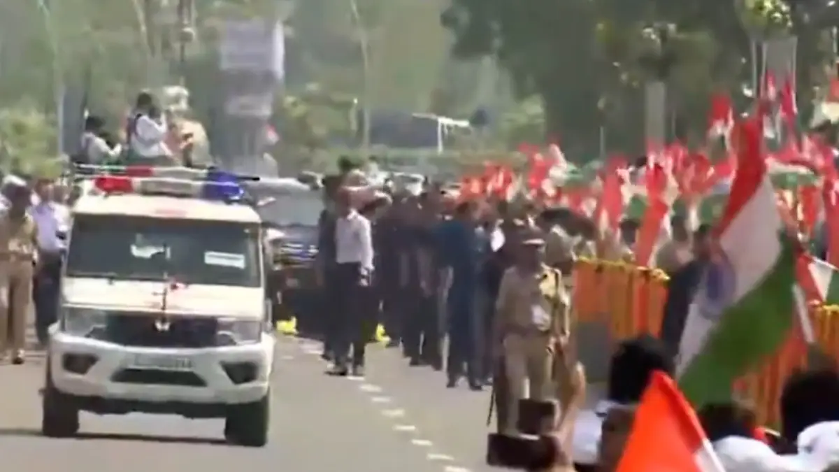 Narendra Modi at Vadodara: ভাদোদারায় বিরাট রোড শো, নিজের ডেরায় 'অপারেশন সিঁদুর'-এর সাফল্য উদযাপন মোদীর