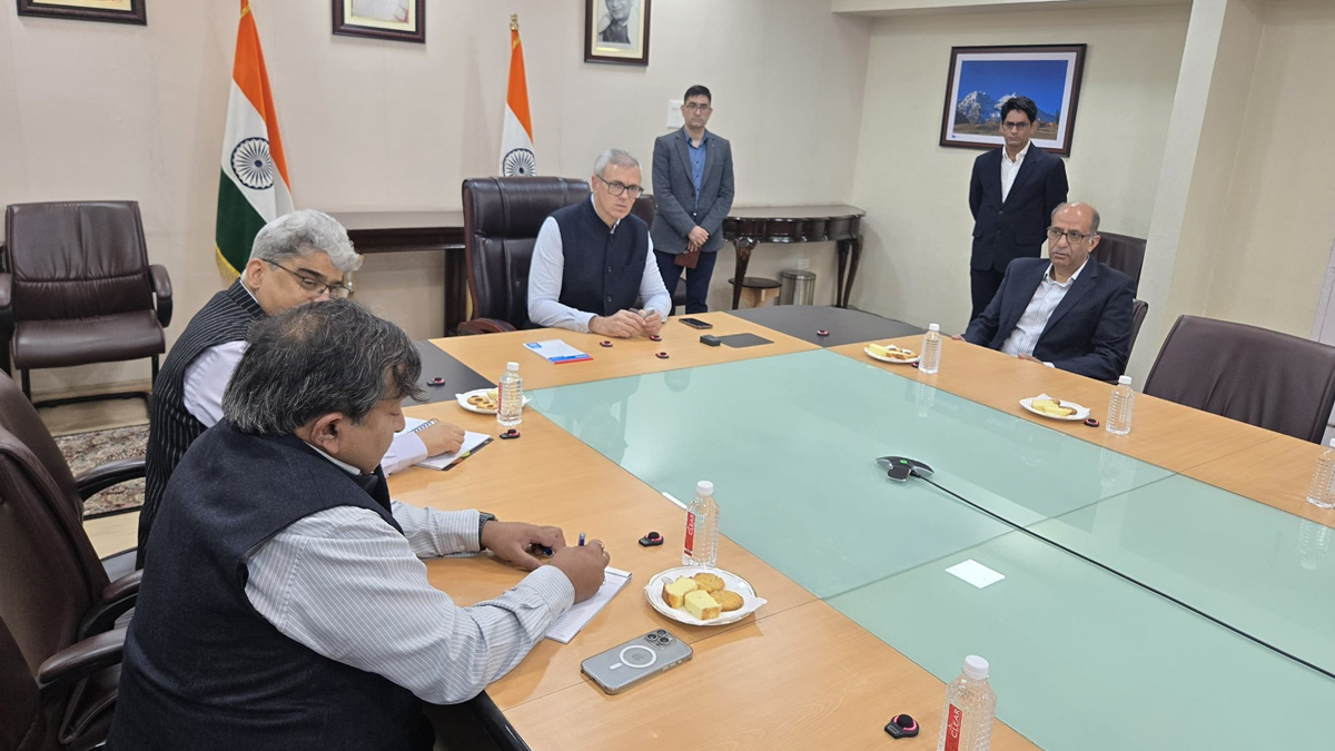Omar Abdullah Holds Meeting: পাক সেনার গুলিতে মৃত্যু ৩ সাধারণ মানুষের, উপত্যকার নিরাপত্তা নিয়ে জরুরি বৈঠকে কাশ্মীরের মুখ্যমন্ত্রী ওমর আবদুল্লাহ