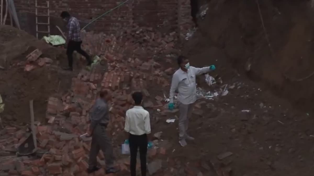 Building Collapsed: আচমকা ভেঙে পড়ল নির্মীয়মাণ বহুতল, ধ্বংসস্তূপে চাপা পড়ে মৃত্যু ৩ জনের
