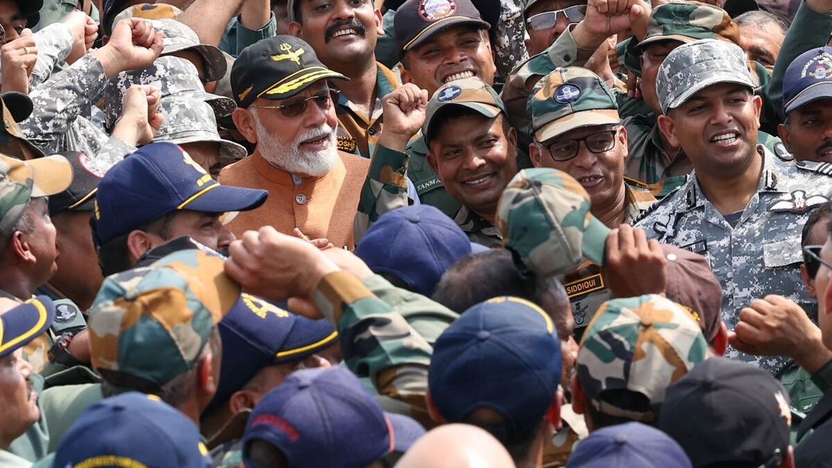 PM Modi Meets Brave Jawans: অপারেশন সিদূঁরের 'হিরোদের' সঙ্গে সাক্ষাৎ প্রধানমন্ত্রীর, বায়ুসেনা ঘাঁটিতে হাজির হয়ে জওয়ানদের মনের জোর বাড়ালেন মোদী
