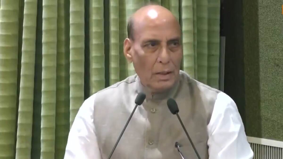 Rajnath Singh: 'মাত্র ২৩ মিনিটে শত্রুদের ঘাঁটি গুড়িয়ে দিয়েছেন ভারতের বীর জওয়ানরা', ভূজে হাজির হয়ে বললেন 'গর্বিত' রাজনাথ