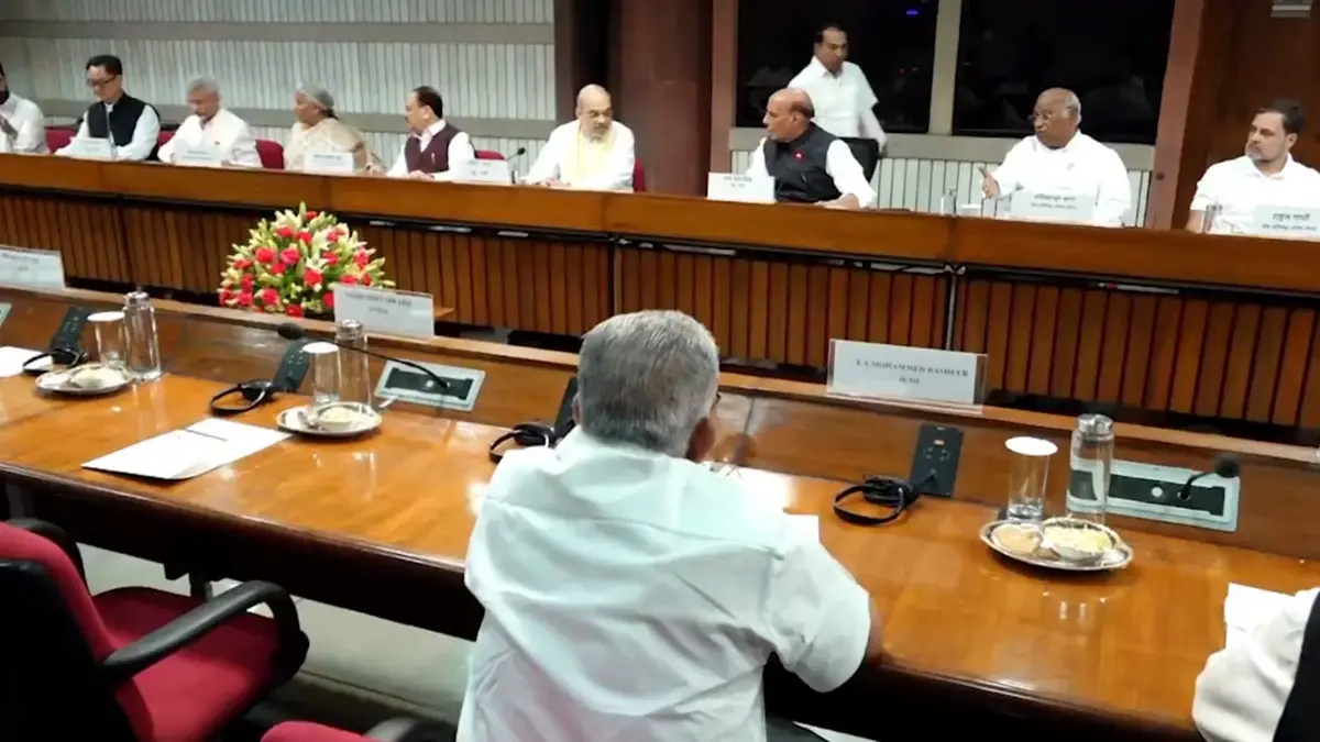 Rajnath Singh: পিকচার আভি ভি বাকি হ্যায়? পাকিস্তানে প্রত্যাঘাতের পর তিন সেনাকর্তার সঙ্গে বৈঠকে প্রতিরক্ষামন্ত্রী