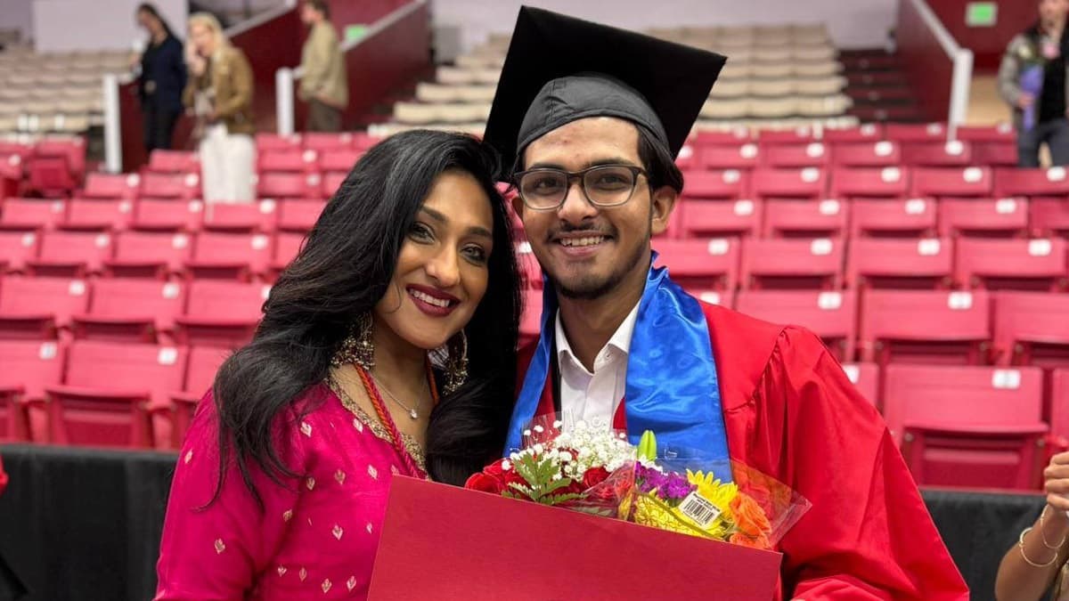 Rituparna Sengupta: বস্টনে স্নাতক ছেলে, গোটা পরিবারের সঙ্গে খুশিতে উচ্ছ্বল ঋতুপর্ণা, দেখুন