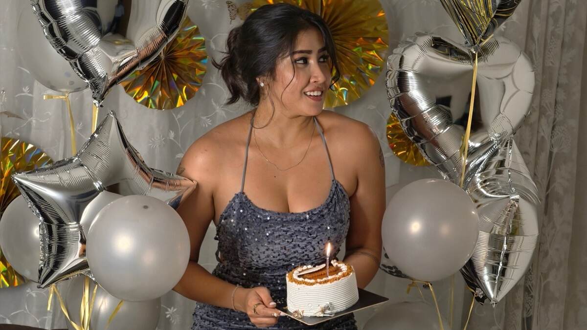 Sofia Ansari's Video: জন্মদিনে উষ্ণতায় ভরা রাত কাটালেন সোফিয়া, 'হট' ইনফ্লুয়েন্সারের ইশারায় আকুল ভক্তরা