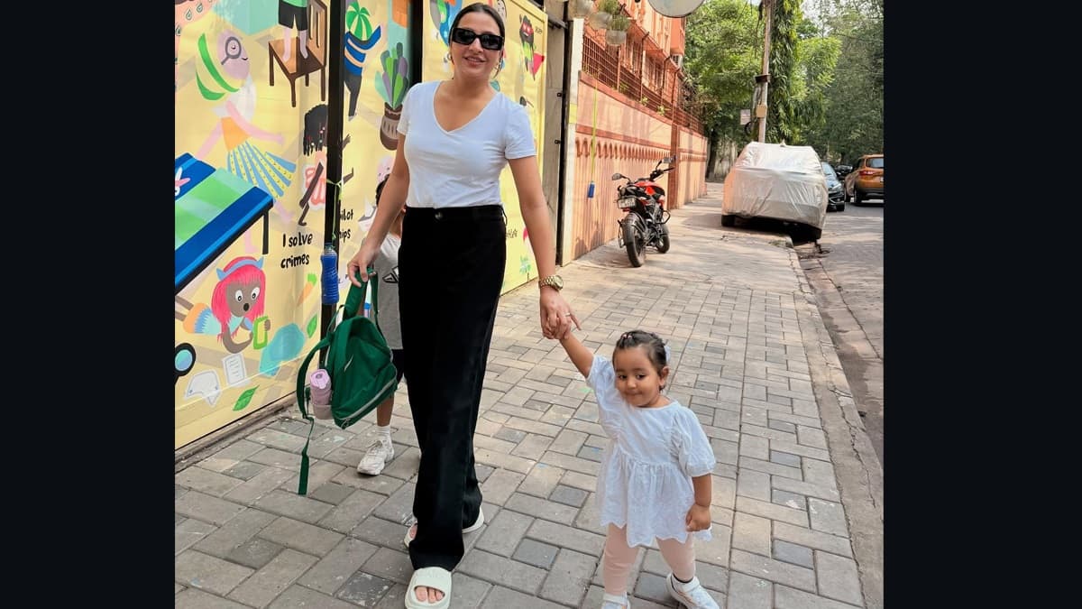 Subhashree Ganguly With Yaalini: টলমল পায়ে ইয়ালিনি, ছোট্ট মেয়ের হাত ধরে নিয়ে স্কুলে গেলেন শুভশ্রী, দেখুন ভিডিয়ো